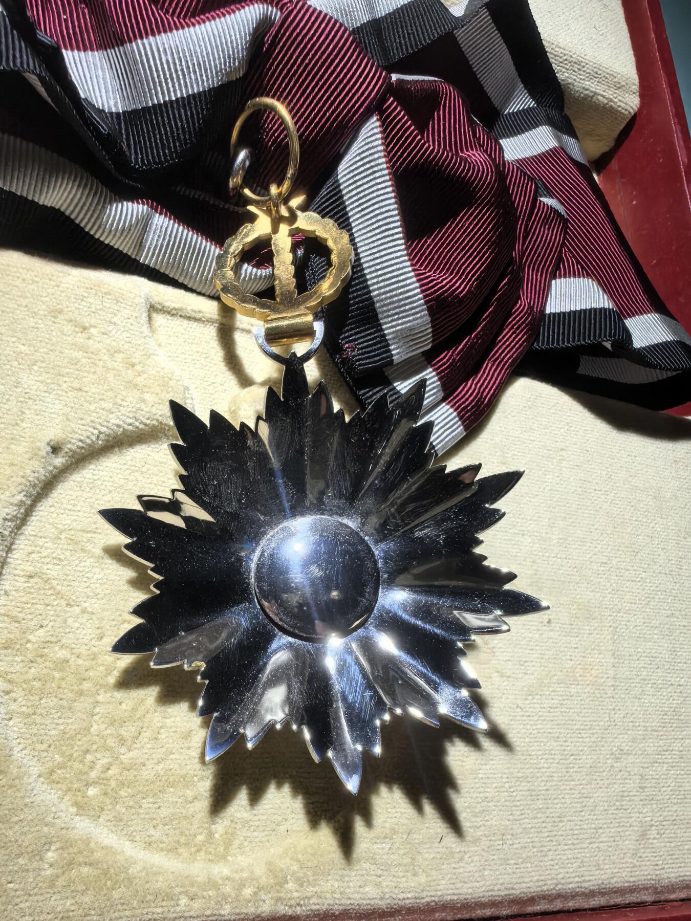 盛世勋华——号角文化勋章邮票专场拍卖第293期 约旦王国大十字级独立勋章 银制 带原盒 少见 带瑞士Huguenin厂标 eMedals类似售价950美元参见图11