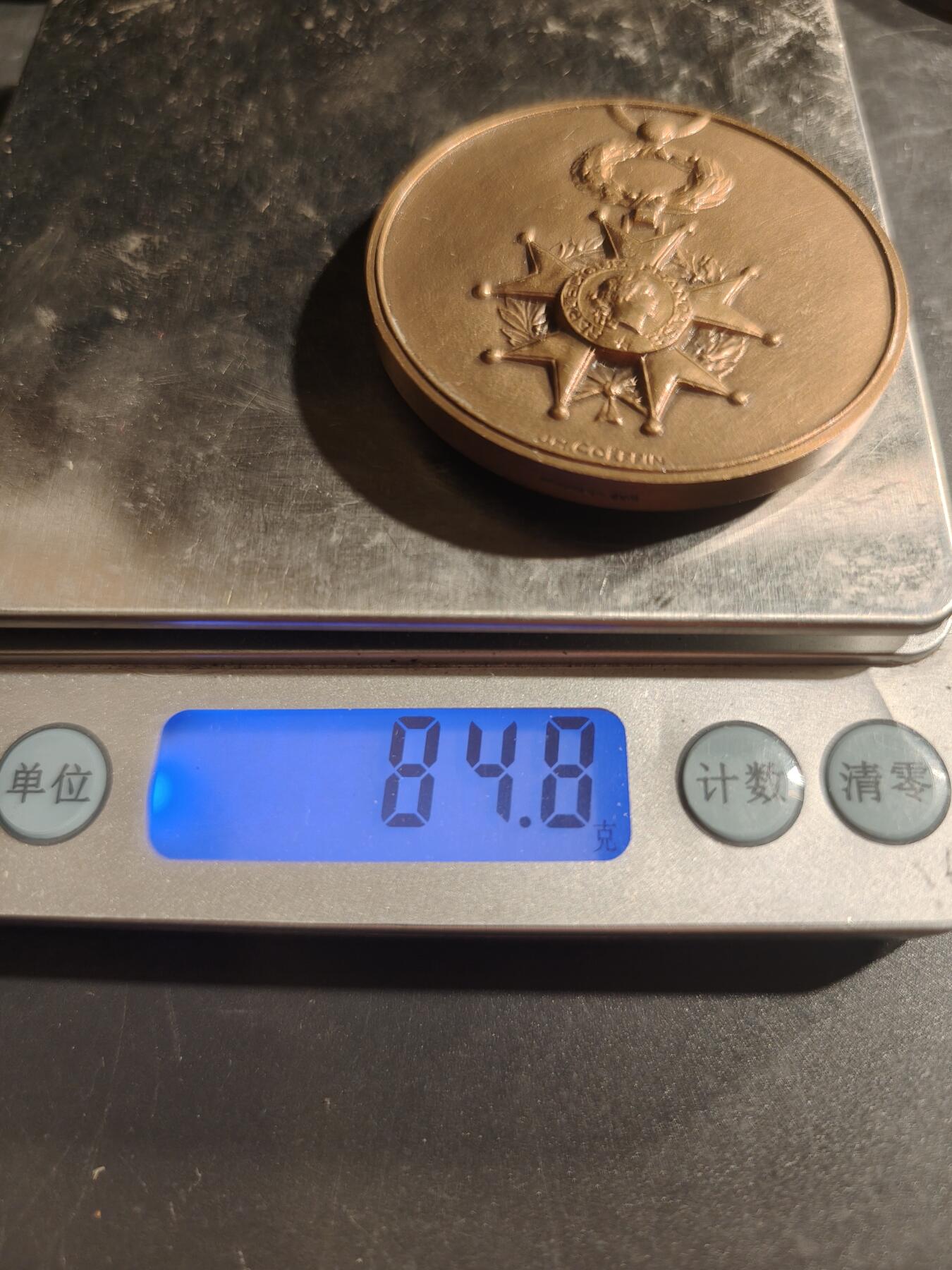 老王徽章第169期 法国荣誉军团勋章获得者互助协会50周年大铜章     高浮雕    直径50mm.    重量84.8g