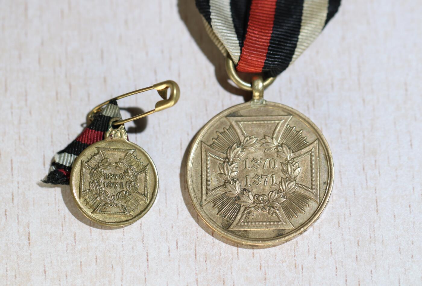 大猫徽章拍卖 第284期 1939-1945年加拿大本土防御纪念章➕迷你章一套全银制，中间2个普法战争奖章，右1组，普鲁士德国普法战争奖章 军人版➕迷你章。