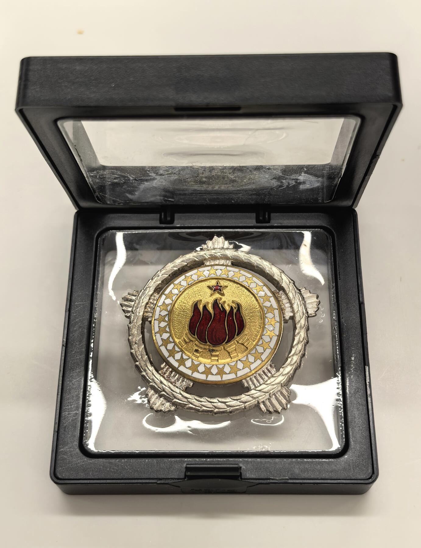 博洋堂世界钱币拍卖第151期（全场包邮） 南斯拉夫二级团结友谊勋章，五火炬版。全银打制，一个纯心大坨子，全重50.0克，珐琅局部镀金，做工精美繁复，前苏联莫斯科造币厂代工，几乎没有使用痕迹，带手刻编号，分量十足，非常压手