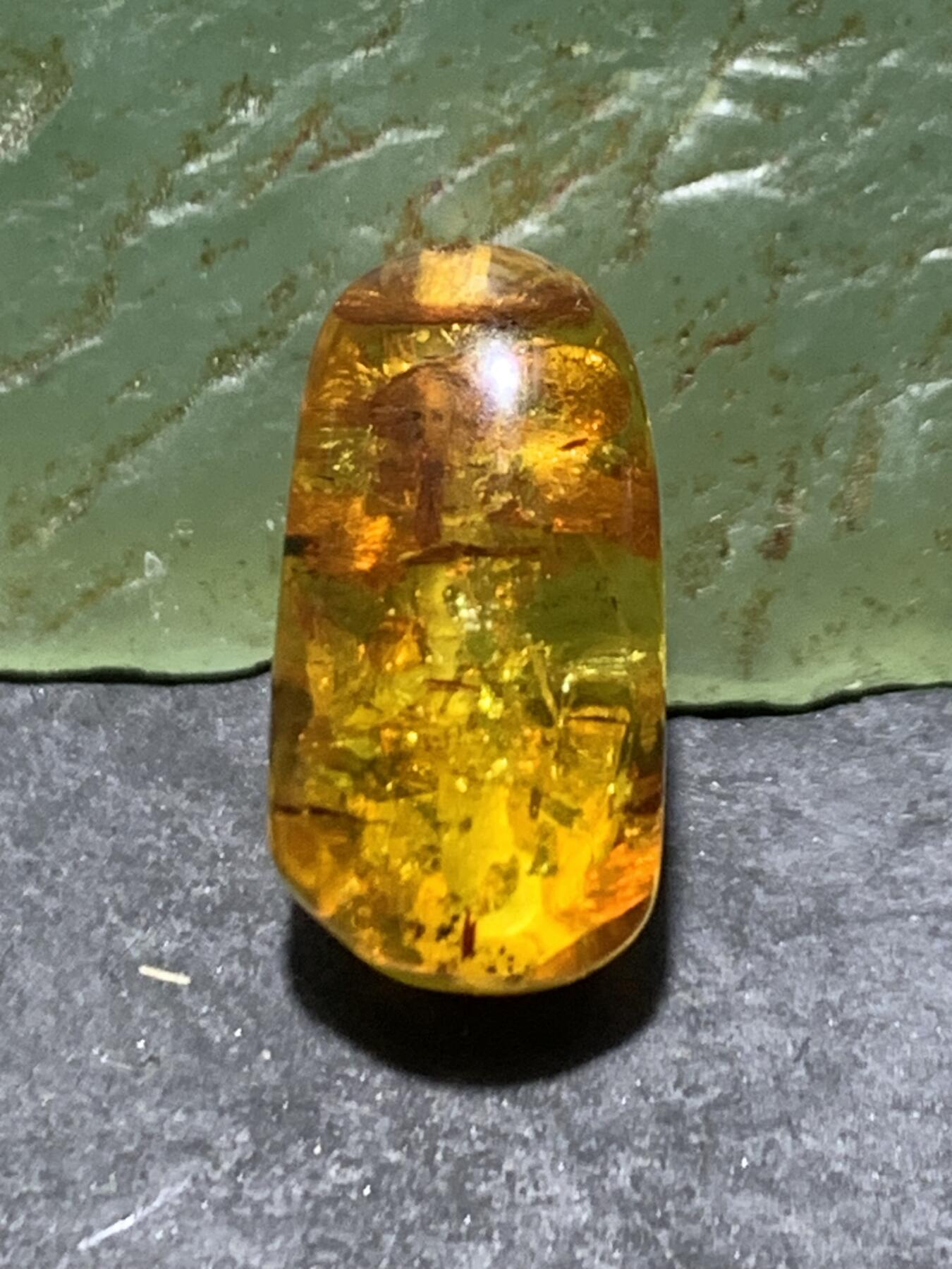 乌克兰花珀随形珠一个