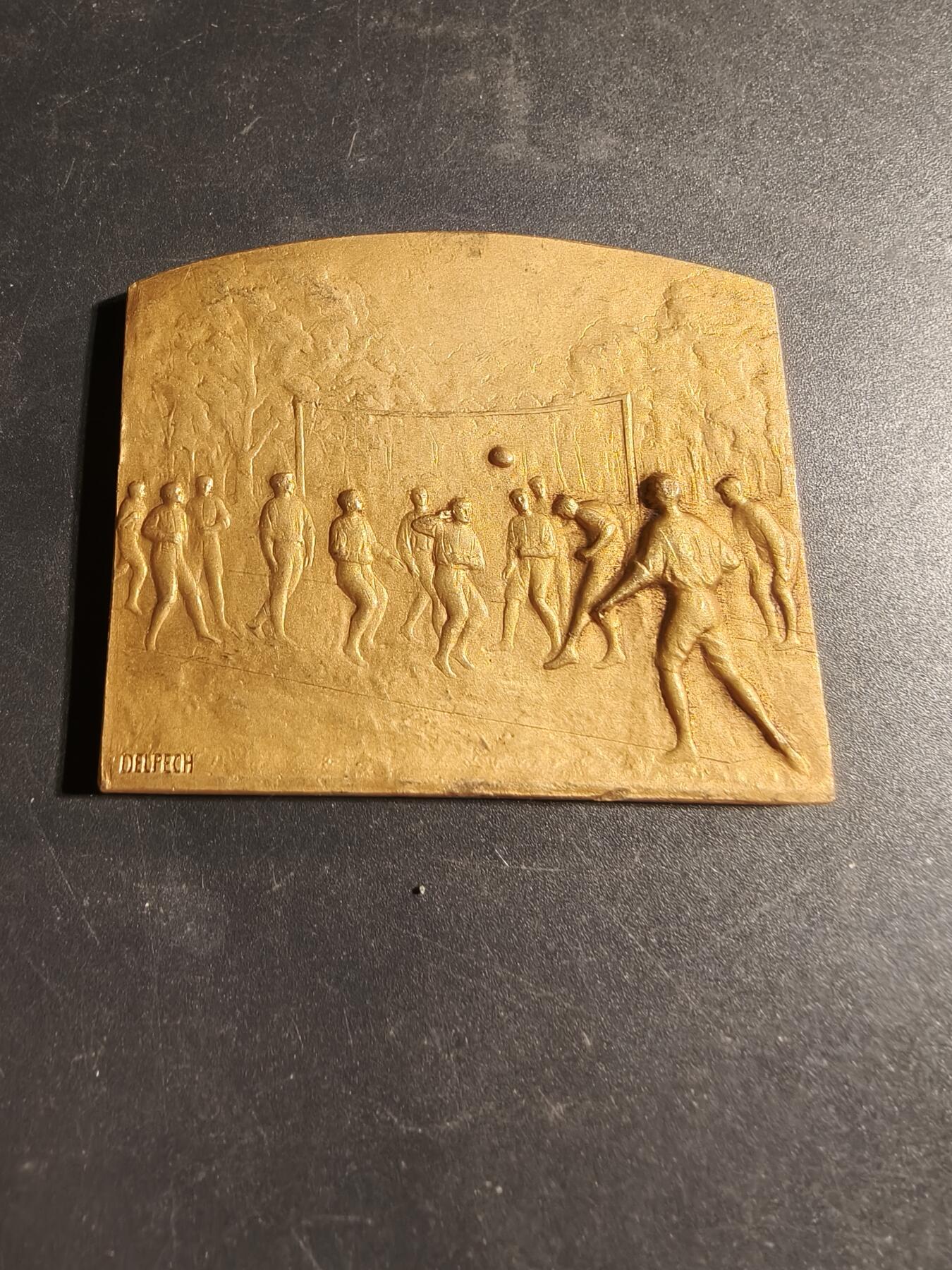 老王徽章第169期 法国足球与排球运动方形镀金大铜章     尺寸55×46mm.    重量68.4g