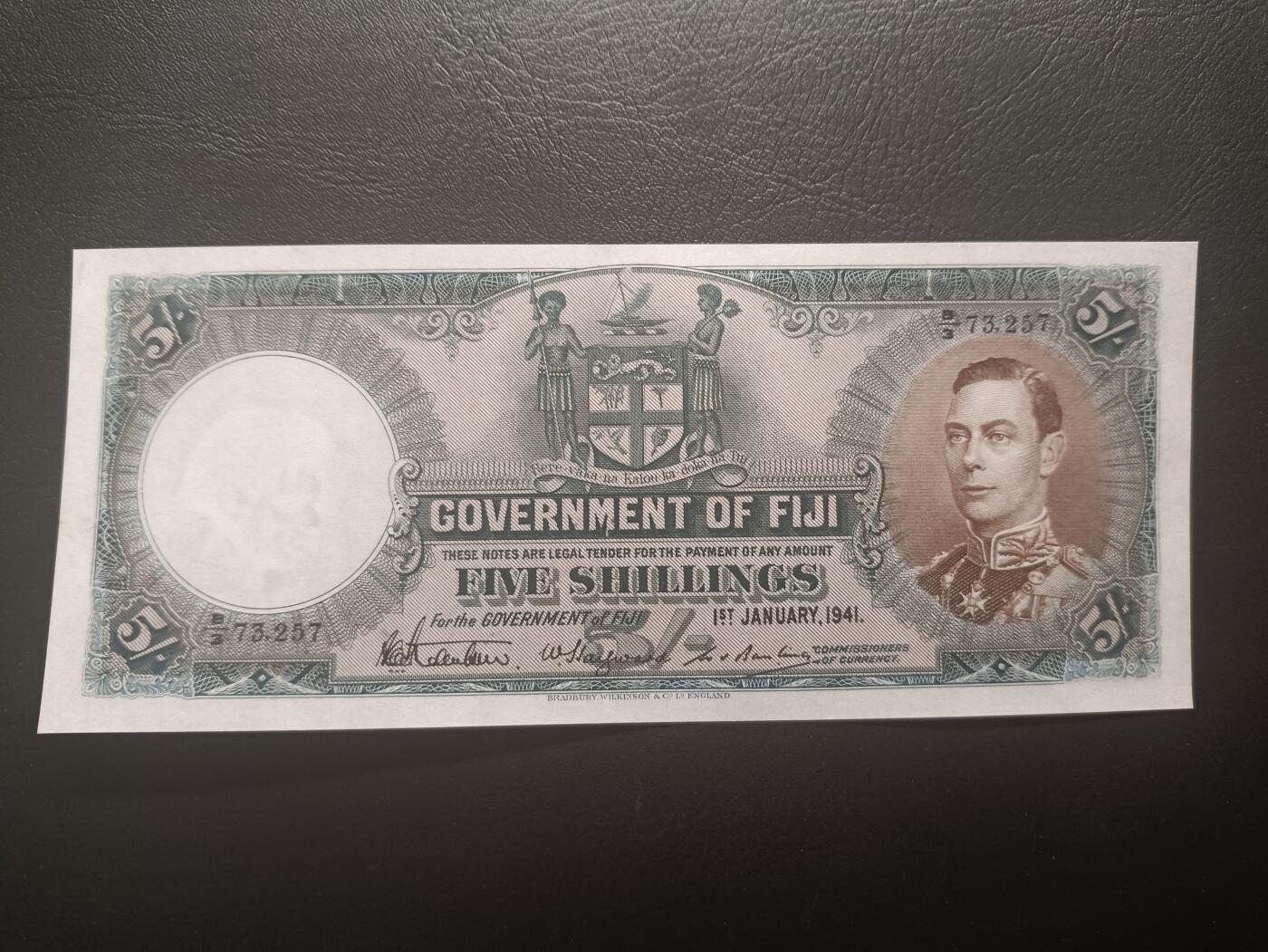 2025十二月第三期，总208期 英属斐济1941年5先令AUNC，稀有的战时乔治六世统治时期中高面值品种，主题是斐济殖民政府徽章以及戎装乔治六世国王肖像