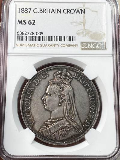 万国钱币拍卖第057期（万国冬季大拍） - NGC MS62 1887年英国维多利亚女皇高冠马剑克朗 黑酱彩环绕品质舒适 浮雕感圣乔治屠龙