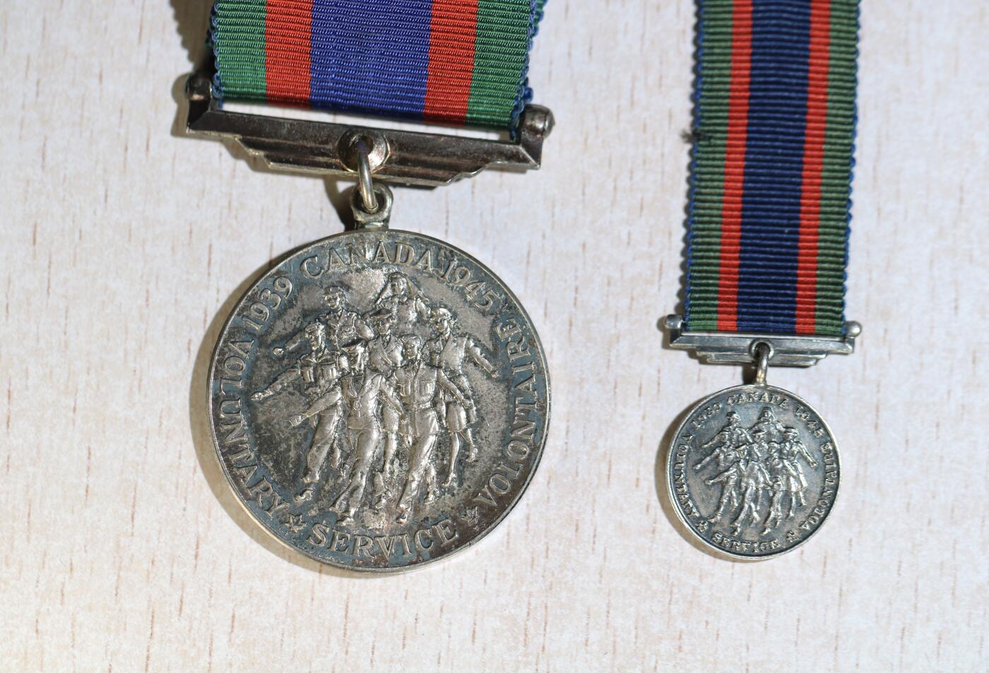 大猫徽章拍卖 第284期 1939-1945年加拿大本土防御纪念章➕迷你章一套全银制，中间2个普法战争奖章，右1组，普鲁士德国普法战争奖章 军人版➕迷你章。