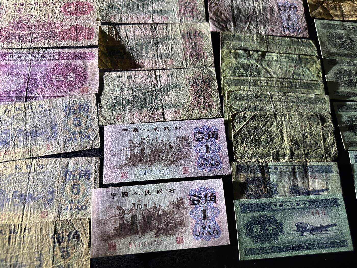 《外钞收藏家》第五百九十三期（精品场）（本平台长期征集拍品、欢迎藏友们联系合作） 二版人民币五角+三版人民币各面额多张（有车工）一起 非全新 品相如图 有些分币全新