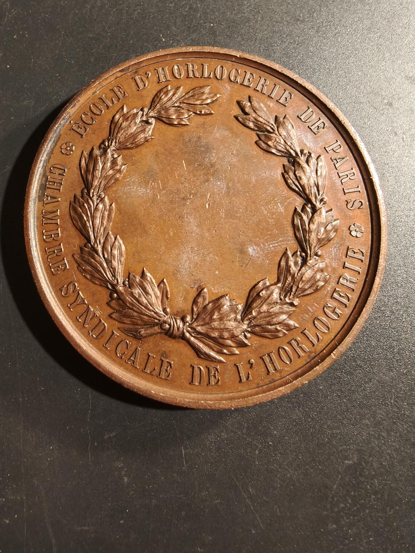 老王徽章第169期 法国巴黎钟表学校暨钟表业联合会大铜章    坐姿玛丽安娜     Cuivre铜标    直径68mm.   重量146.4g  