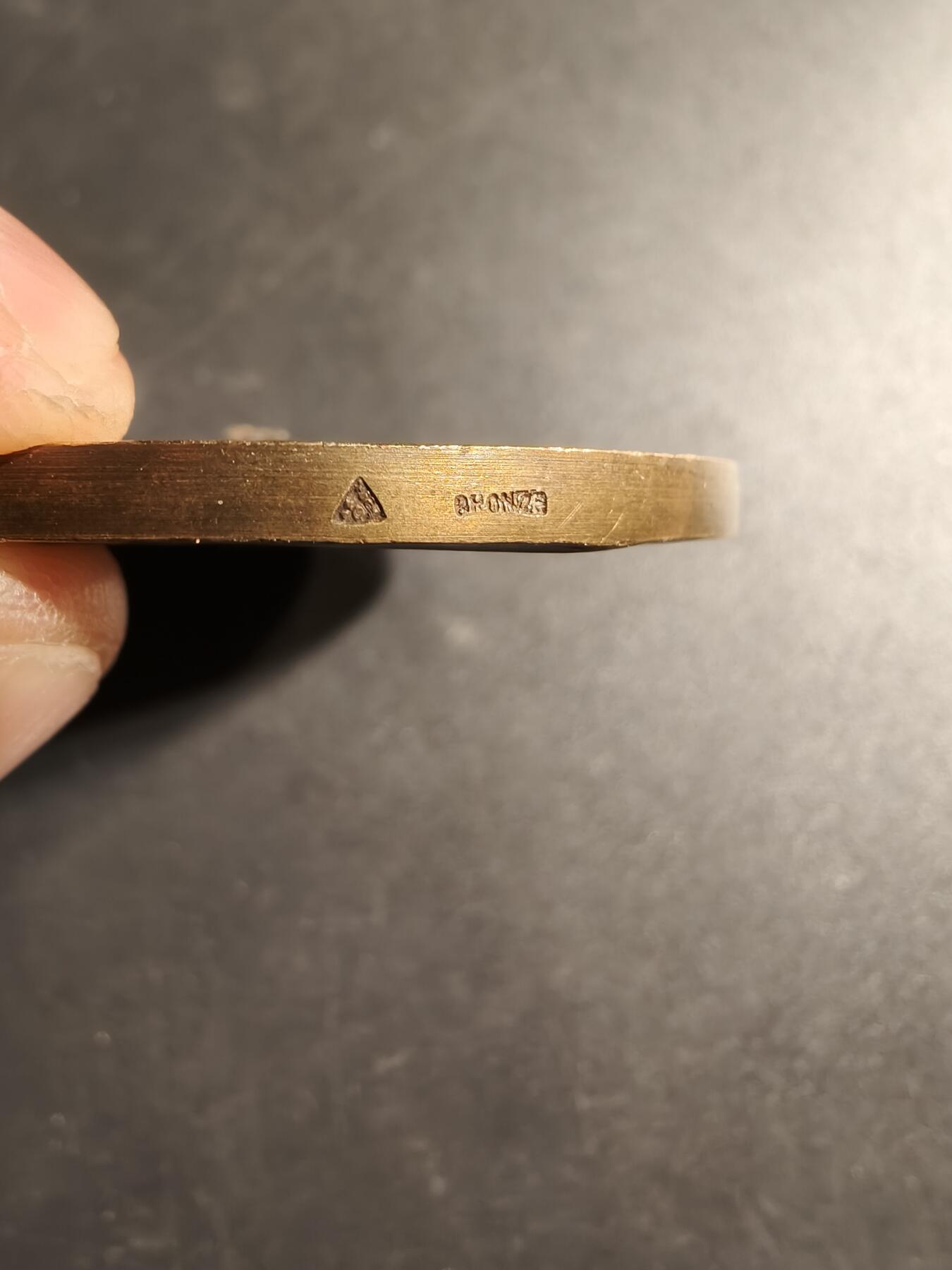 老王徽章第169期 法国国防部勤务总监（1928年）阿尔伯特·加尔塔尔德将军大铜章     直径51mm.     重量54.3g.    大师皮列作品