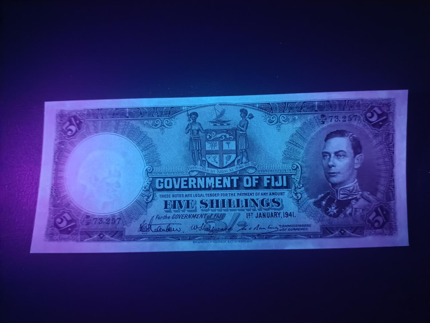 2025十二月第三期，总208期 英属斐济1941年5先令AUNC，稀有的战时乔治六世统治时期中高面值品种，主题是斐济殖民政府徽章以及戎装乔治六世国王肖像