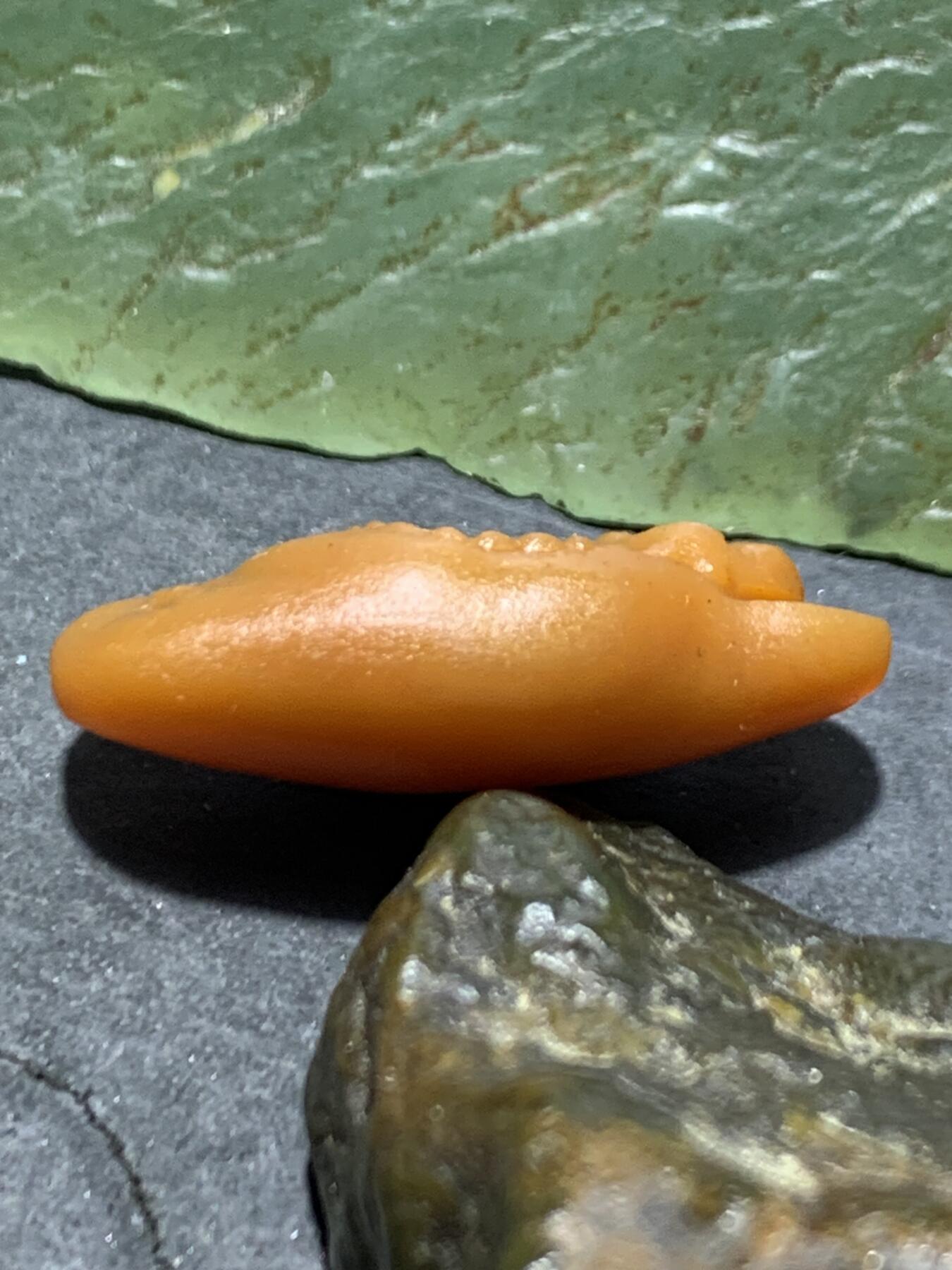 精美亚光冻料战国红玛瑙手工雕刻弥勒佛吊坠一颗！，