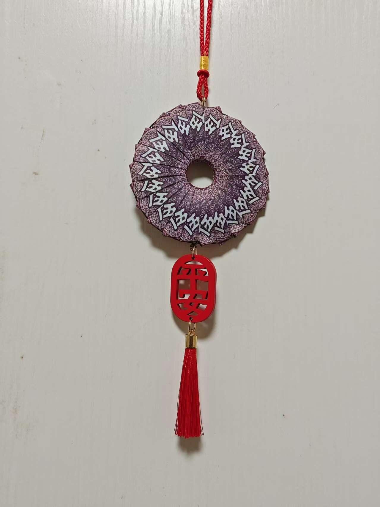 小英开心拍第320期 手工真钞制作的平安伍事车挂一个。一路平安，顺风大吉。