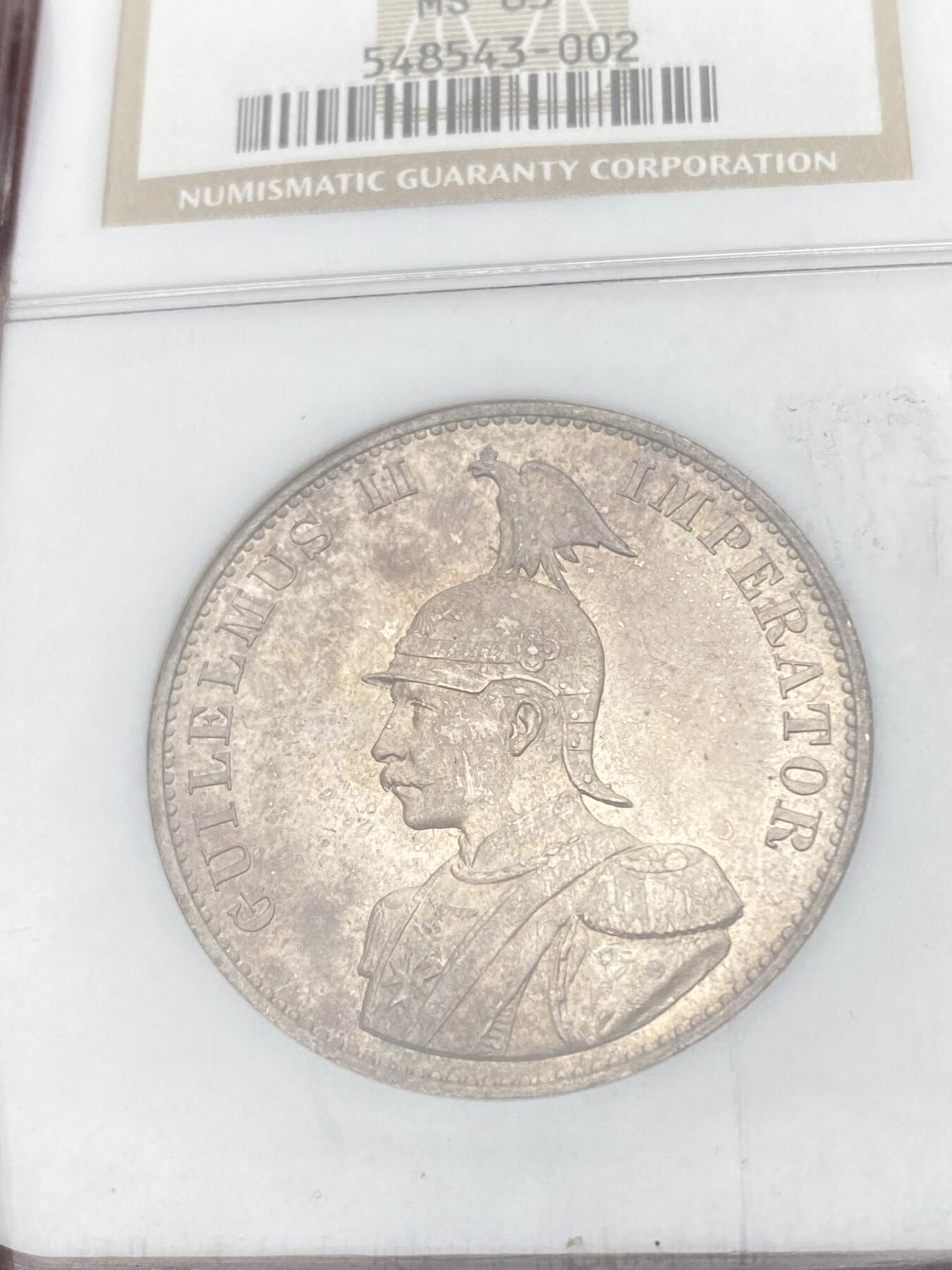 万国钱币拍卖第057期（万国冬季大拍） NGC MS63 1893年德国德属东非2卢比银币 德属大名誉品种 常见多为1卢比 好品2卢比绝对称得上是非常珍罕的存在 仅发行33000枚且大量流通 丝绸转光底板 均匀一色的原味纸袋包浆加持 NGC老白盒顶级收藏品质 德属东非领土总面积约为一百万平方公里 几乎是如今德国面积的三倍 第二帝国至伟时刻 