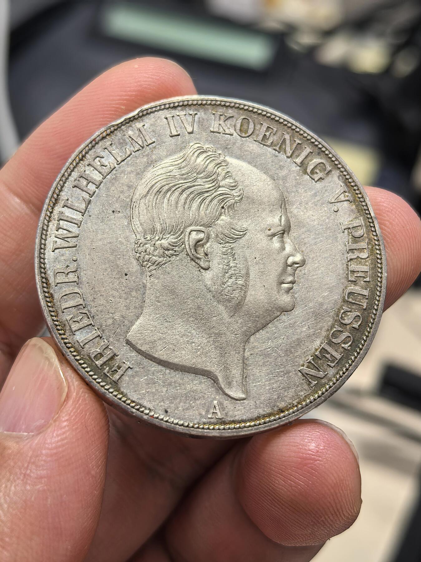 博洋堂世界钱币拍卖第151期（全场包邮） 德国普鲁士1856年威廉四世大窗帘流通2泰勒 经典普鲁士洋葱头2T 外拍Numisbalt拍回 四周的环彩非常好看 底板磨损少 保底UNC品相 有几率出ms