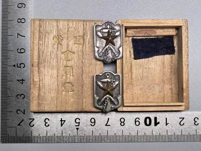 小驴勋章奖章收藏12月13日周六晚六点拍卖（珍爱和平，收藏战争，铭记历史，勿忘国耻，忠党爱国。有偿代拍，送拍规则在简介最后，参拍须阅读规则后再参拍，关系到运费包装发货时效真假辨别等关键信息，拍卖时不再发原图，看大图店主微信码在拍卖店铺介绍里） - 在乡会通常会员章一对带桧木盒，有个铆钉有修