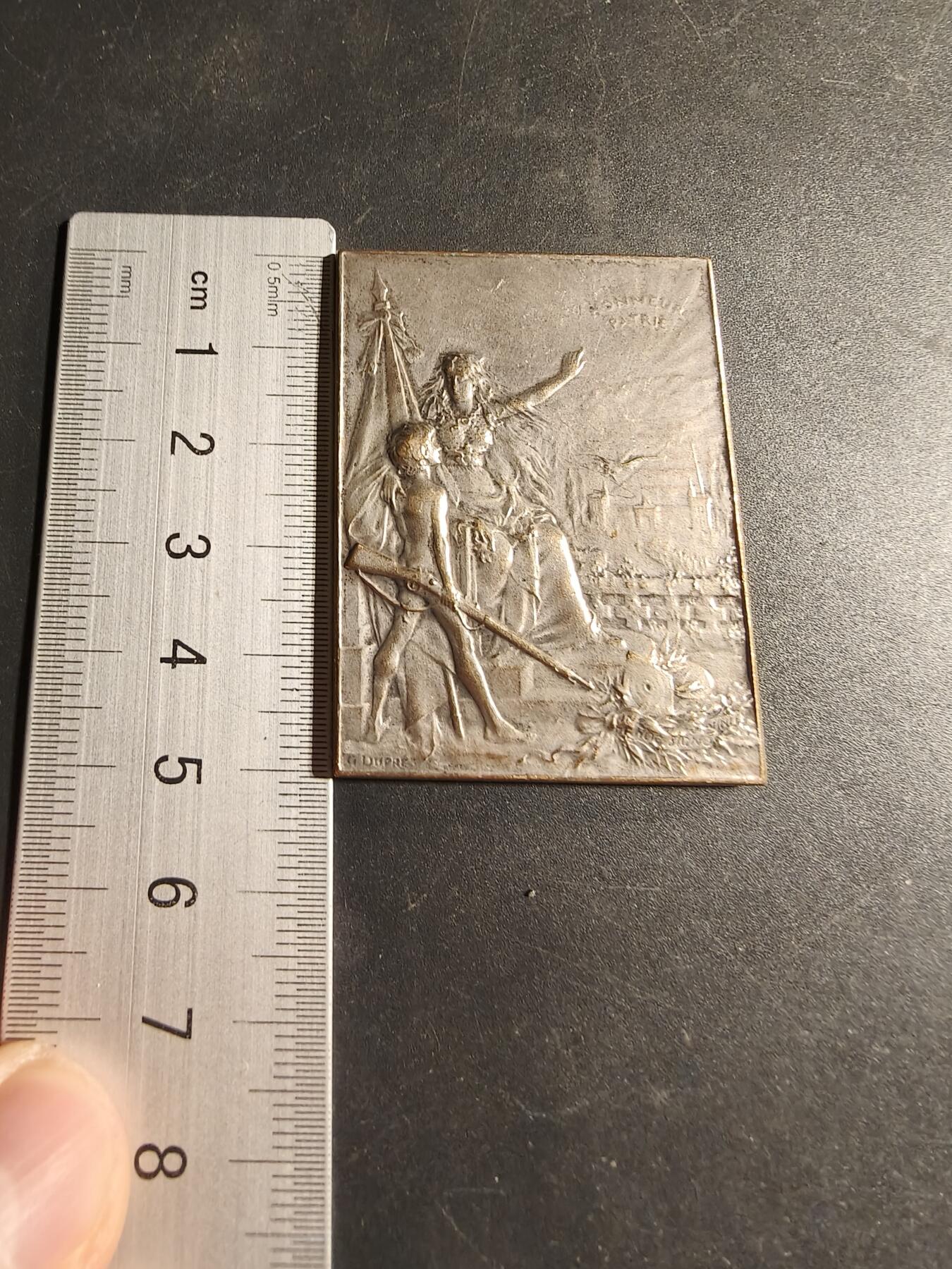 老王徽章第169期 法国射击联盟方形镀银大铜章    尺寸38×50mm.    重量48.1g.     大师Dupres作品