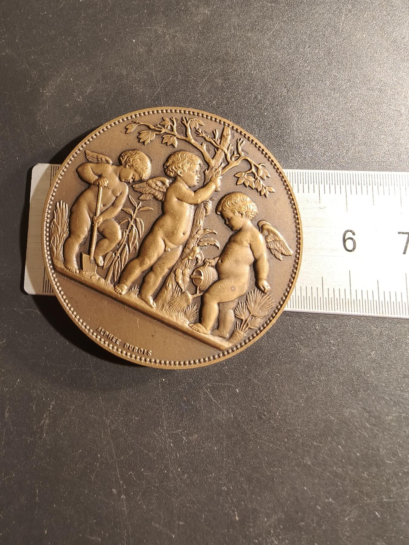 老王徽章第169期 法国1938年蓬托-孔博园艺博览会大铜章     园艺小天使    原盒    大师杜布瓦名作     直径50mm.    重量59.2g 