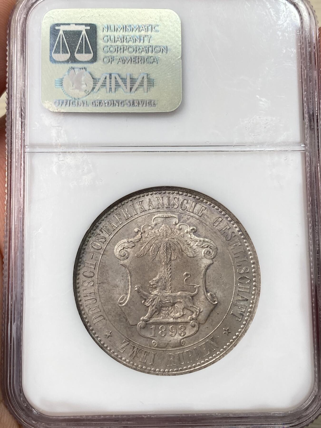 万国钱币拍卖第057期（万国冬季大拍） NGC MS63 1893年德国德属东非2卢比银币 德属大名誉品种 常见多为1卢比 好品2卢比绝对称得上是非常珍罕的存在 仅发行33000枚且大量流通 丝绸转光底板 均匀一色的原味纸袋包浆加持 NGC老白盒顶级收藏品质 德属东非领土总面积约为一百万平方公里 几乎是如今德国面积的三倍 第二帝国至伟时刻 