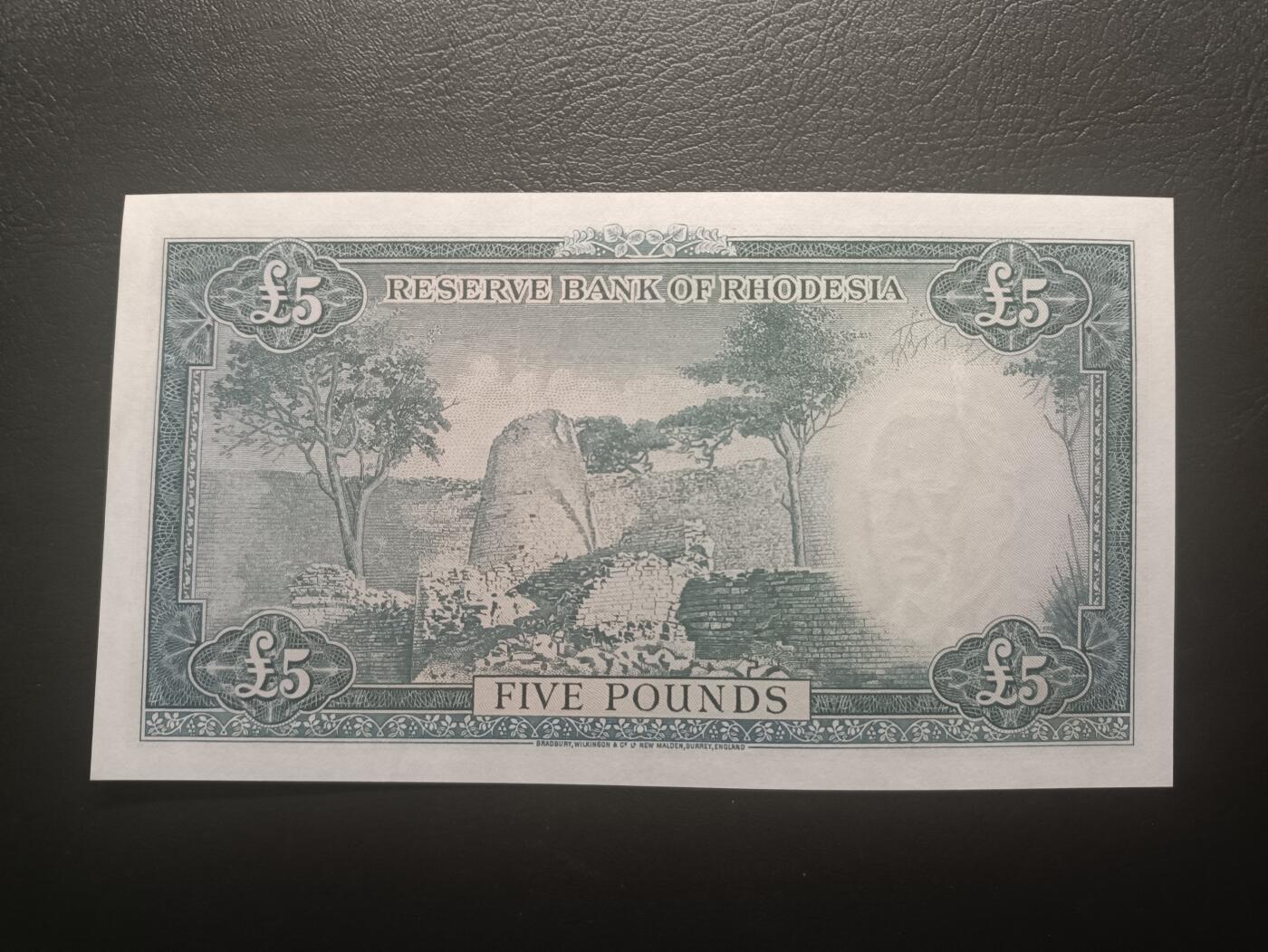 2025十二月第三期，总208期 罗得西亚（现津巴布韦）1964年5镑UNC-当年份首冠F/1，戎装女王和大津巴布韦遗址，早期少见的镑系统时期发行