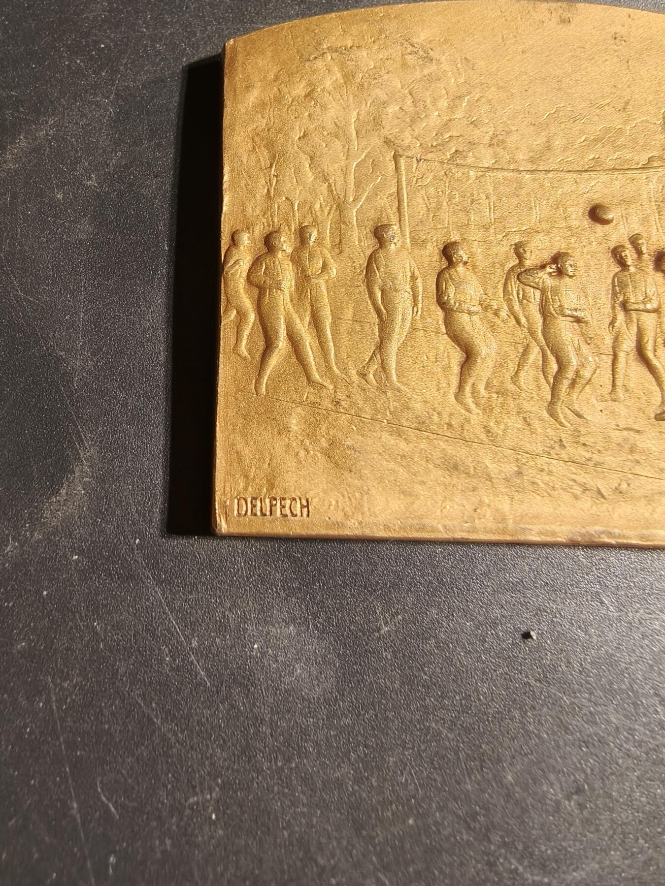 老王徽章第169期 法国足球与排球运动方形镀金大铜章     尺寸55×46mm.    重量68.4g