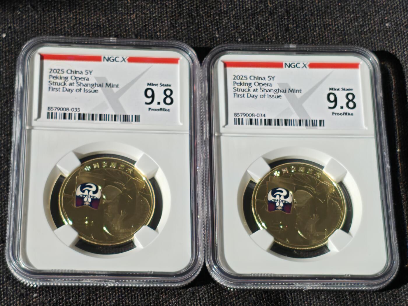 刘世昌艺术品销售中心～虎踞龙蟠*金杨在线联拍群第511期 2025年流通纪念币“京剧艺术-生角”【首日标】（NGC MS9.8  串号：8579008-034、035）共2枚。