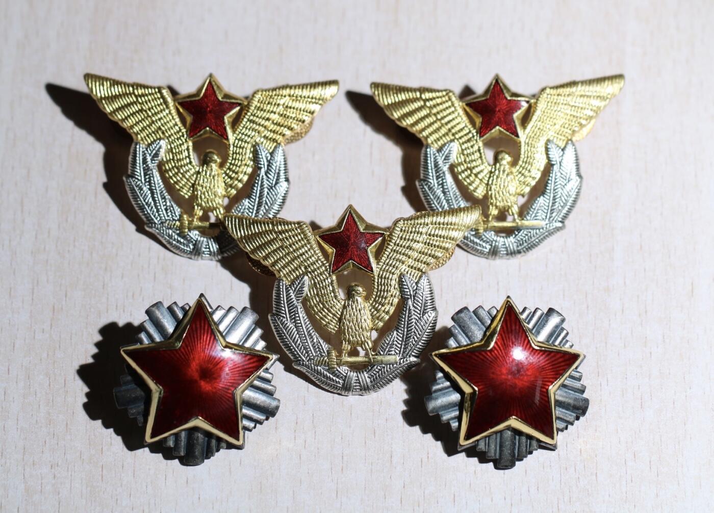 大猫徽章拍卖 第284期 南斯拉夫空军珐琅帽徽3个，南斯拉夫军官镀金珐琅帽徽2个。