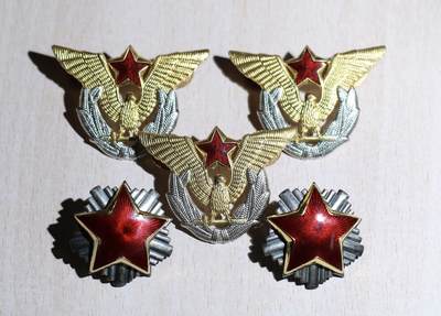 大猫徽章拍卖 第284期 - 南斯拉夫空军珐琅帽徽3个，南斯拉夫军官镀金珐琅帽徽2个。