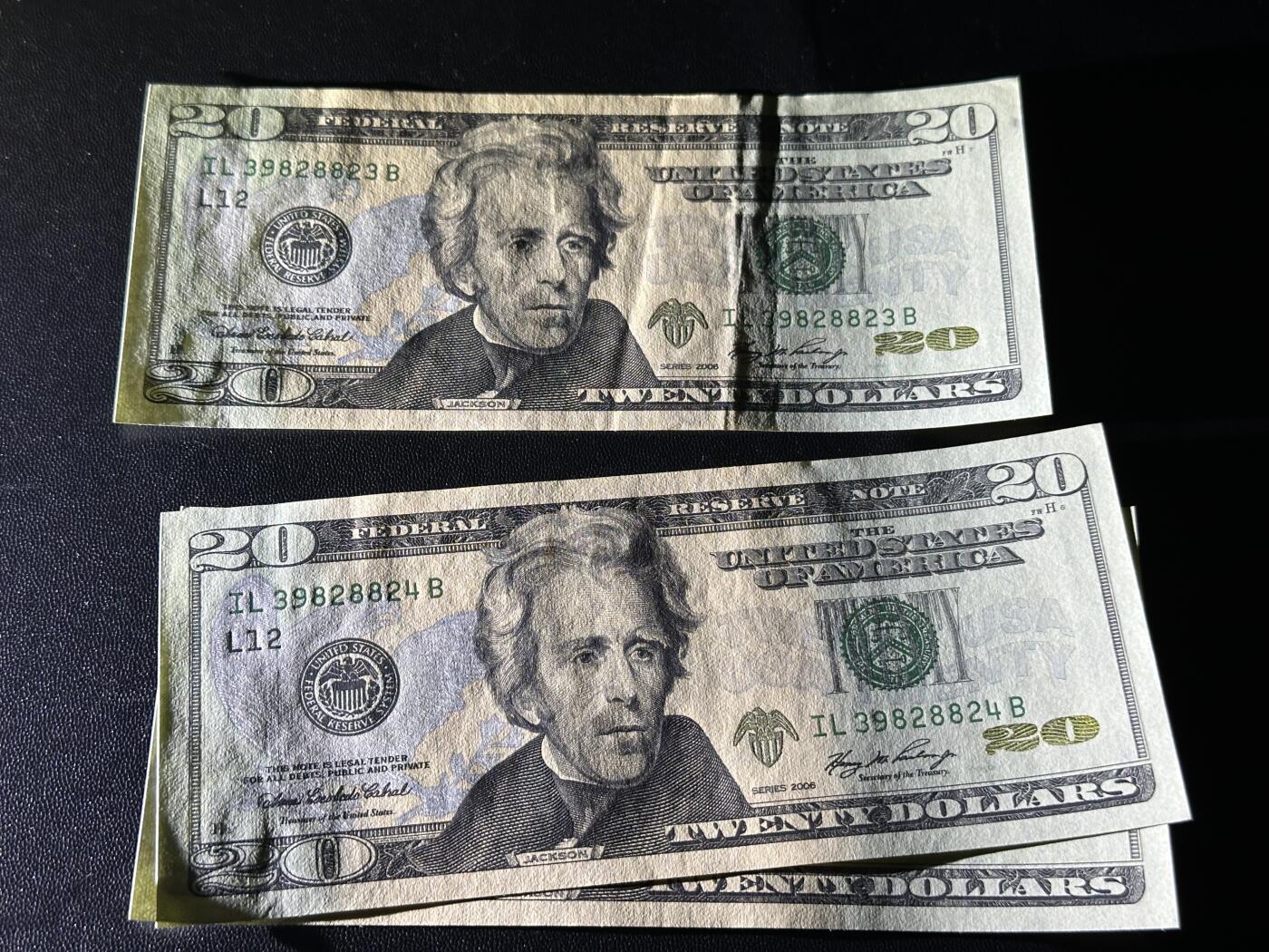 《外钞收藏家》第五百九十三期（精品场）（本平台长期征集拍品、欢迎藏友们联系合作） 2006年美国彩版20美元 3连号 一张AU 2张全新不绝