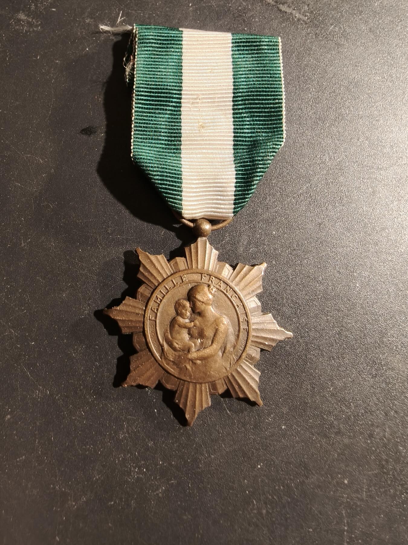 老王徽章第169期 法国铜级母亲奖章