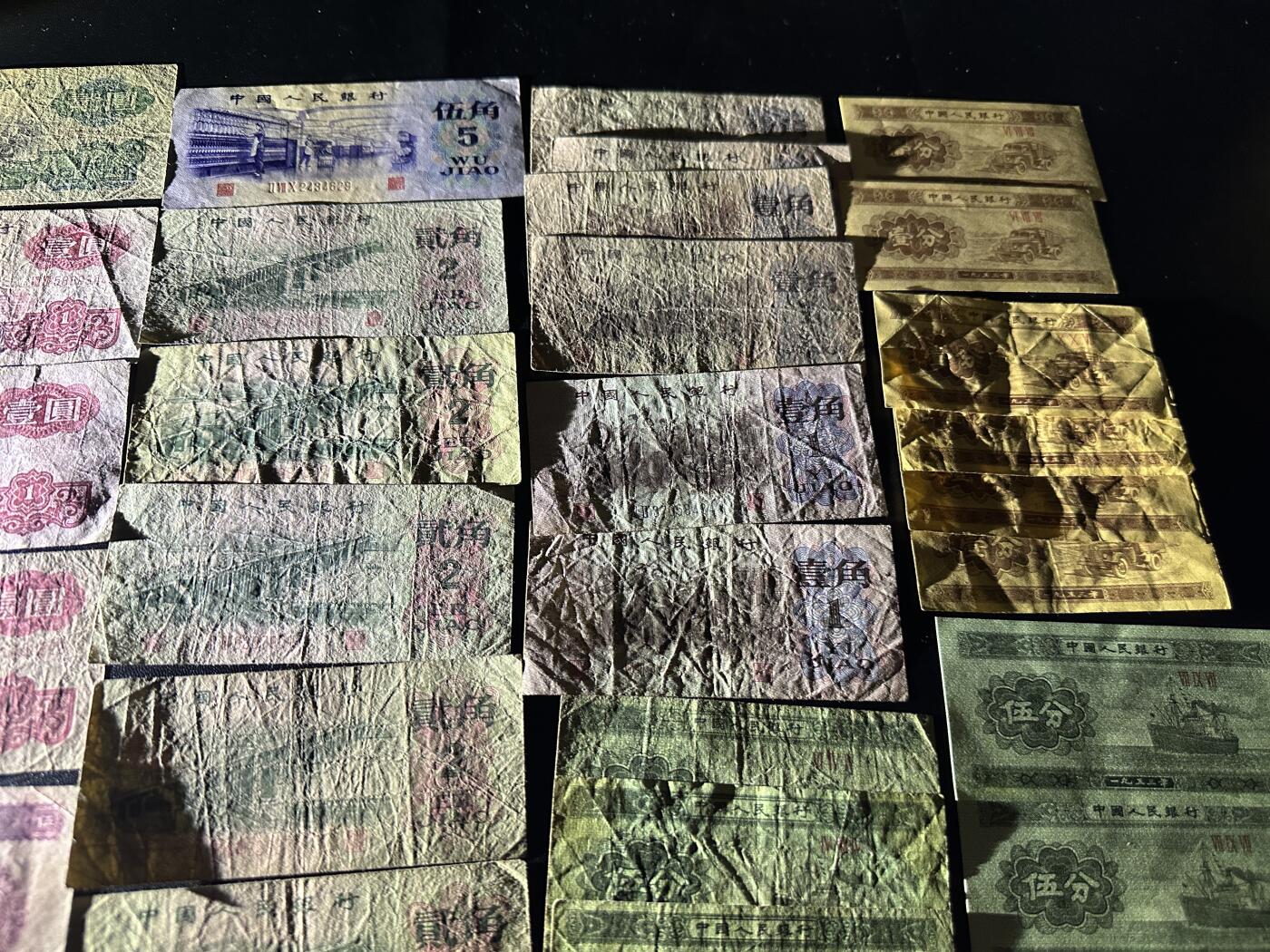 《外钞收藏家》第五百九十三期（精品场）（本平台长期征集拍品、欢迎藏友们联系合作） 二版人民币五角+三版人民币各面额多张（有车工）一起 非全新 品相如图 有些分币全新