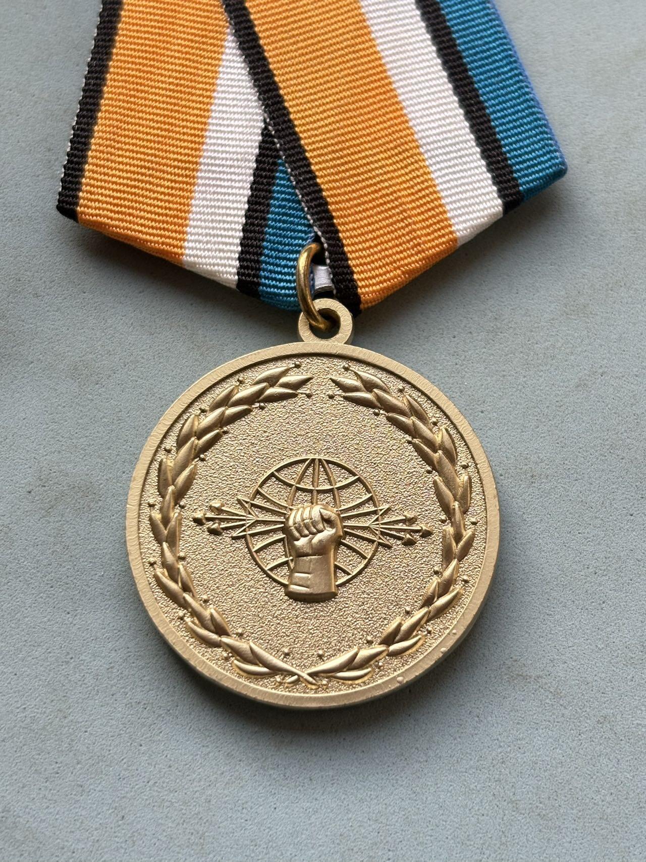 盛世勋华——号角文化勋章邮票专场拍卖第294期 俄罗斯联邦国防部颁发的“无线电电子战部队服役奖章”，专门表彰在无线电电子战部队服役期间表现优异的人员，该兵种负责电子侦察、干扰、防御等作战任务，是现代信息化战争的关键力量之一。