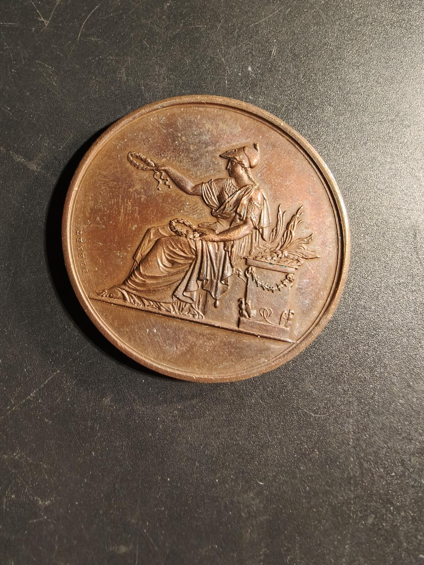 老王徽章第169期 法国1870年巴黎市素描教育大铜章     坐姿玛丽安娜     蜜蜂Cuivre铜标      直径50mm.    重量64g