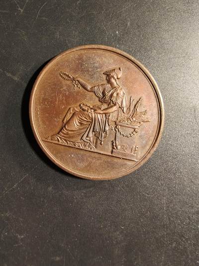 老王徽章第169期 - 法国1870年巴黎市素描教育大铜章     坐姿玛丽安娜     蜜蜂Cuivre铜标      直径50mm.    重量64g