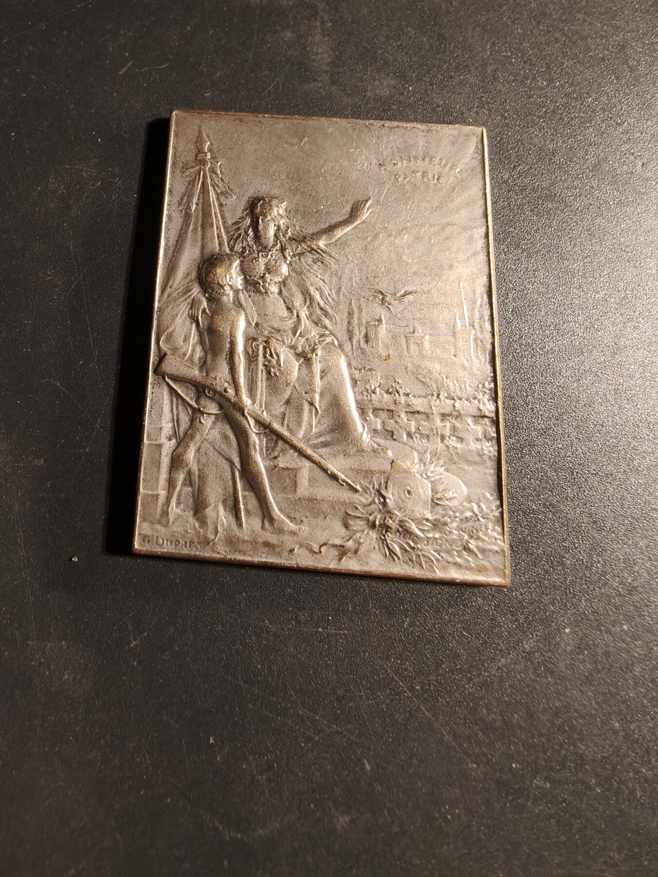 老王徽章第169期 法国射击联盟方形镀银大铜章    尺寸38×50mm.    重量48.1g.     大师Dupres作品