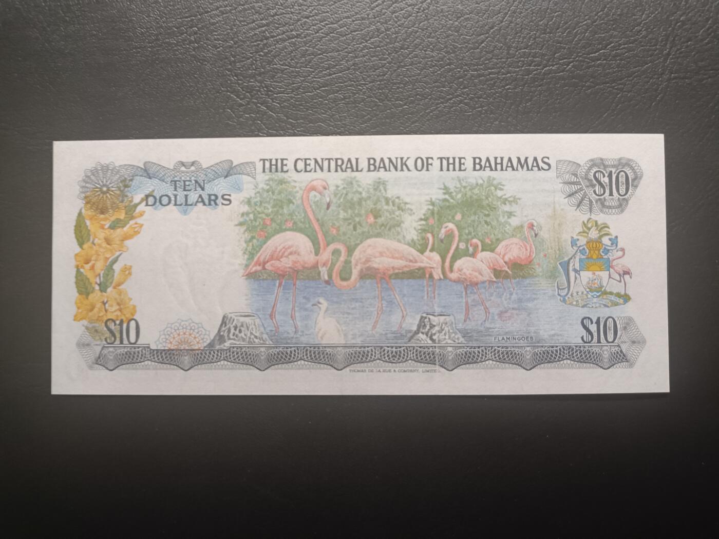 2025十二月第三期，总208期 巴哈马1974版10元AUNC，后期“巴哈马中央银行”抬头，稀有的中高面值，大冠女王和火烈鸟，德纳罗公司水粉画风格的唯美彩背