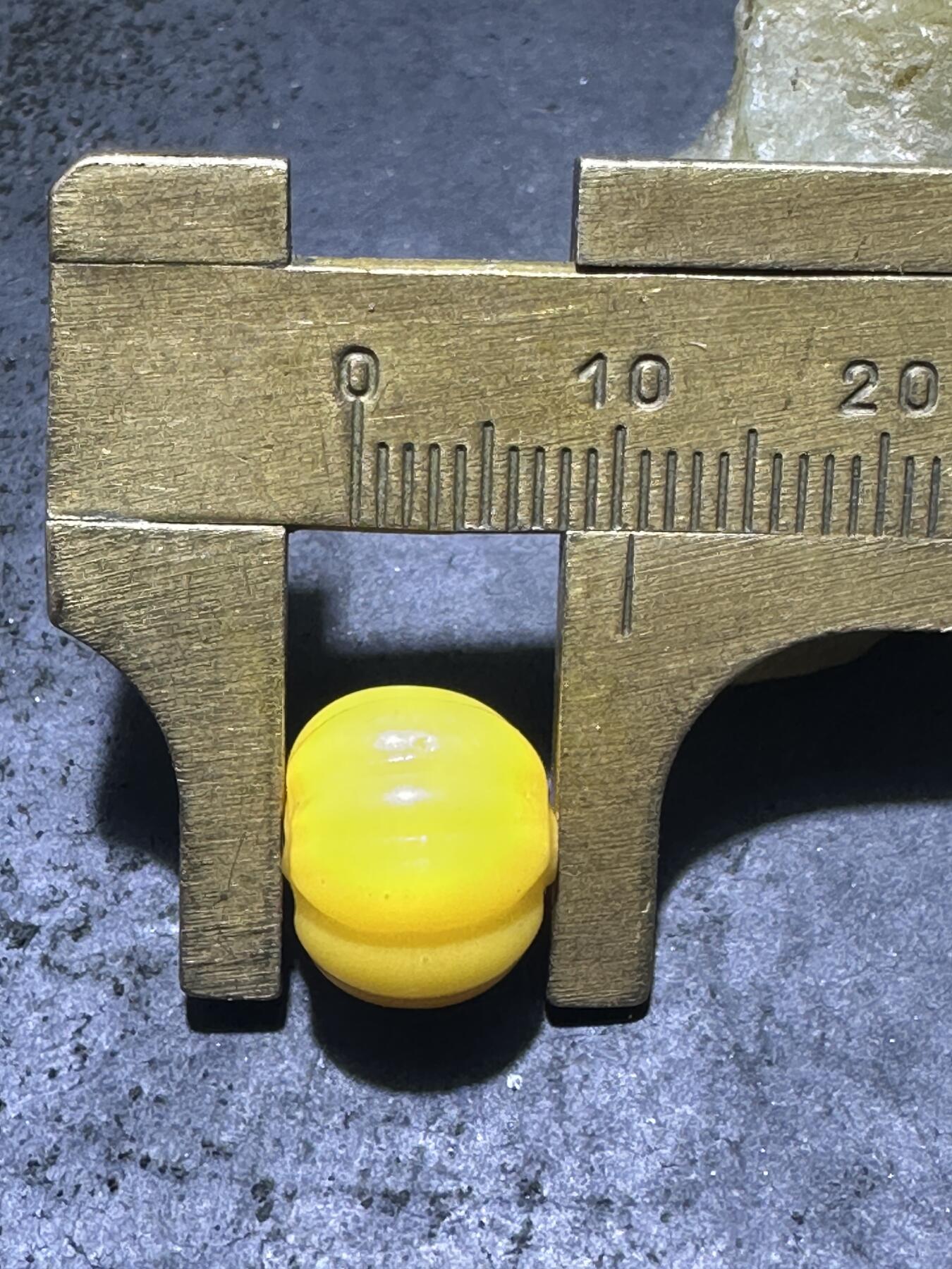 建国前后库存上等鸡油黄琉璃瓜珠一颗，