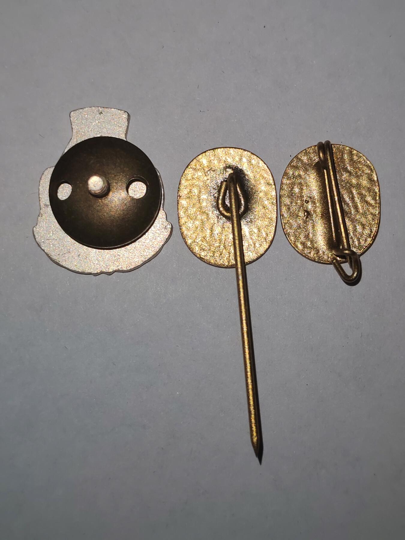 韵星假日拍卖第三十二期 -- Rimey Holidays Auction 32 民主德国ADMV成立二十周年纪念章与民主德国统一社会党党徽插针一组