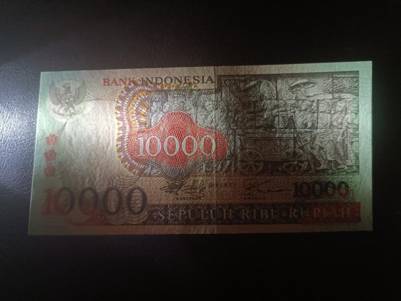 2025十二月第三期，总208期 印度尼西亚1975版10000卢比UNC-，佛塔浮雕和传统工艺面具，此版本最大面值，近期最后一张