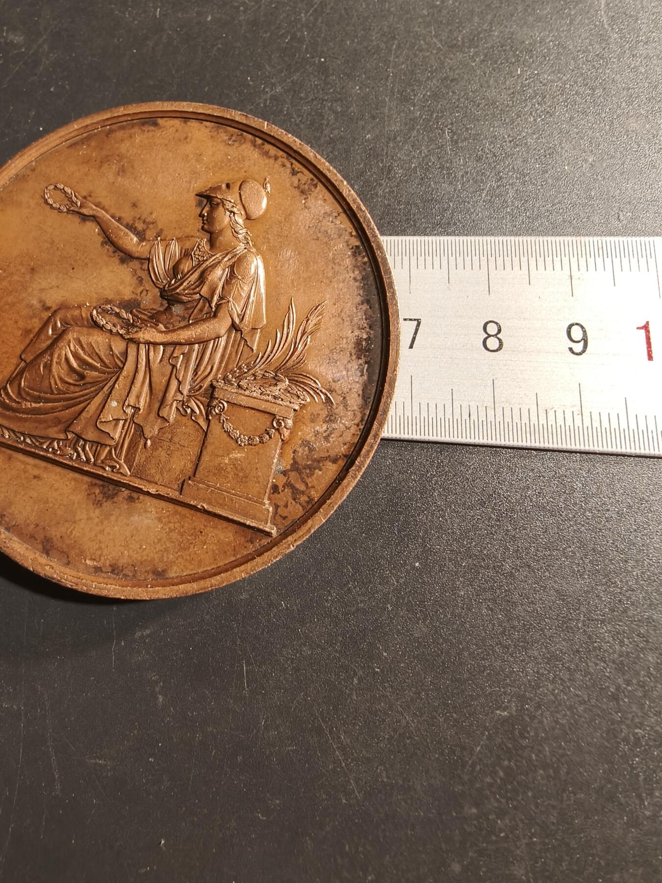 老王徽章第169期 法国巴黎钟表学校暨钟表业联合会大铜章    坐姿玛丽安娜     Cuivre铜标    直径68mm.   重量146.4g  