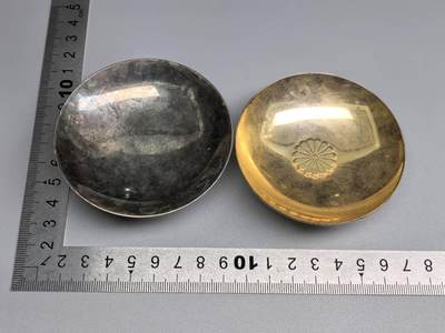 小驴勋章奖章收藏12月13日周六晚六点拍卖（珍爱和平，收藏战争，铭记历史，勿忘国耻，忠党爱国。有偿代拍，送拍规则在简介最后，参拍须阅读规则后再参拍，关系到运费包装发货时效真假辨别等关键信息，拍卖时不再发原图，看大图店主微信码在拍卖店铺介绍里） - 日本金属和镀金纪念碗一对