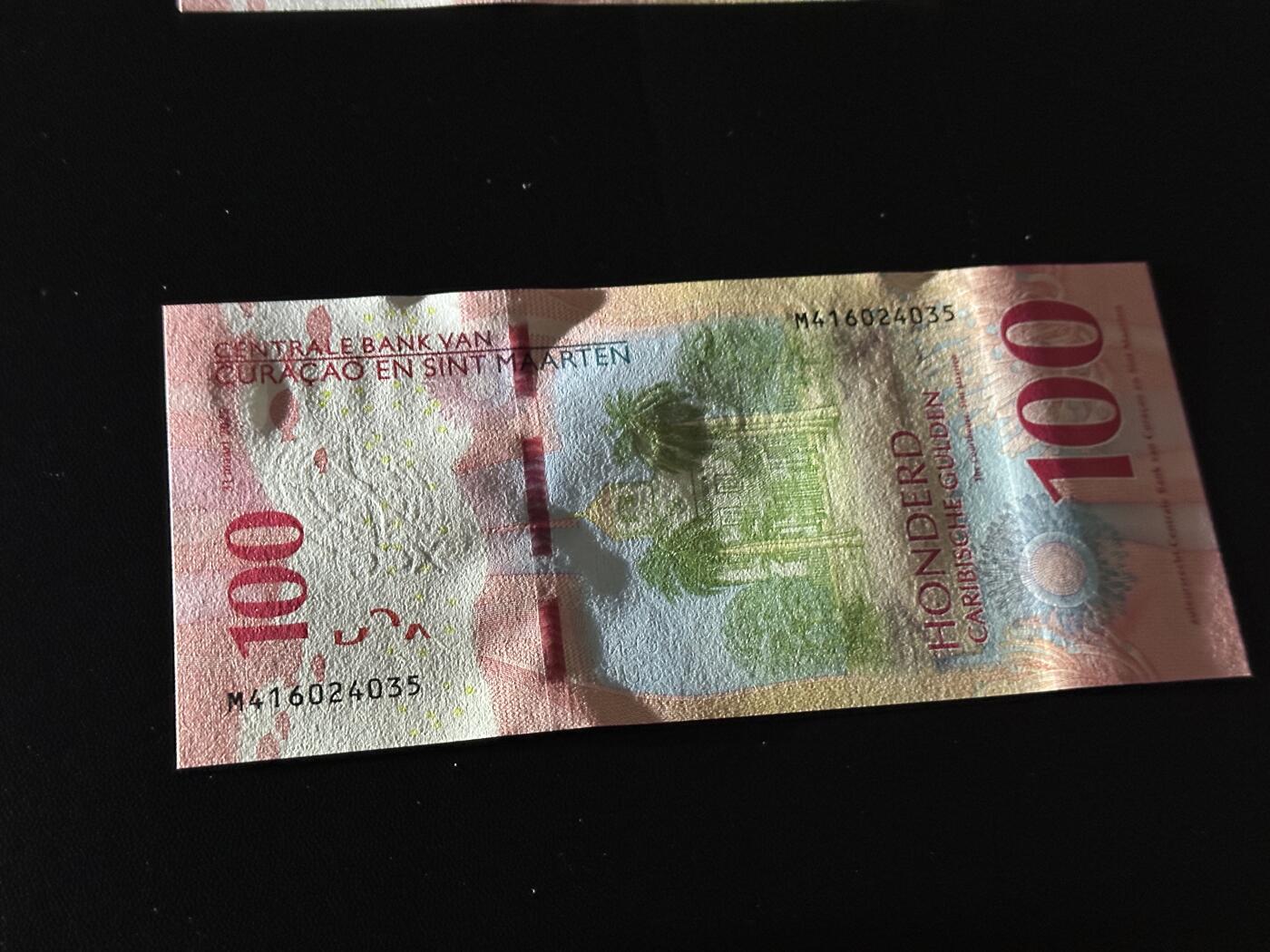 《外钞收藏家》第五百九十三期（精品场）（本平台长期征集拍品、欢迎藏友们联系合作） 2025年版库拉索和圣马丁100盾 全新UNC 尾035