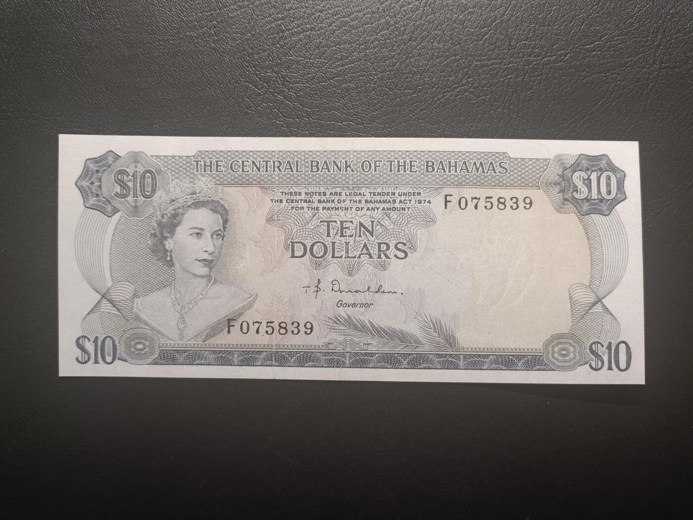 2025十二月第三期，总208期 巴哈马1974版10元AUNC，后期“巴哈马中央银行”抬头，稀有的中高面值，大冠女王和火烈鸟，德纳罗公司水粉画风格的唯美彩背