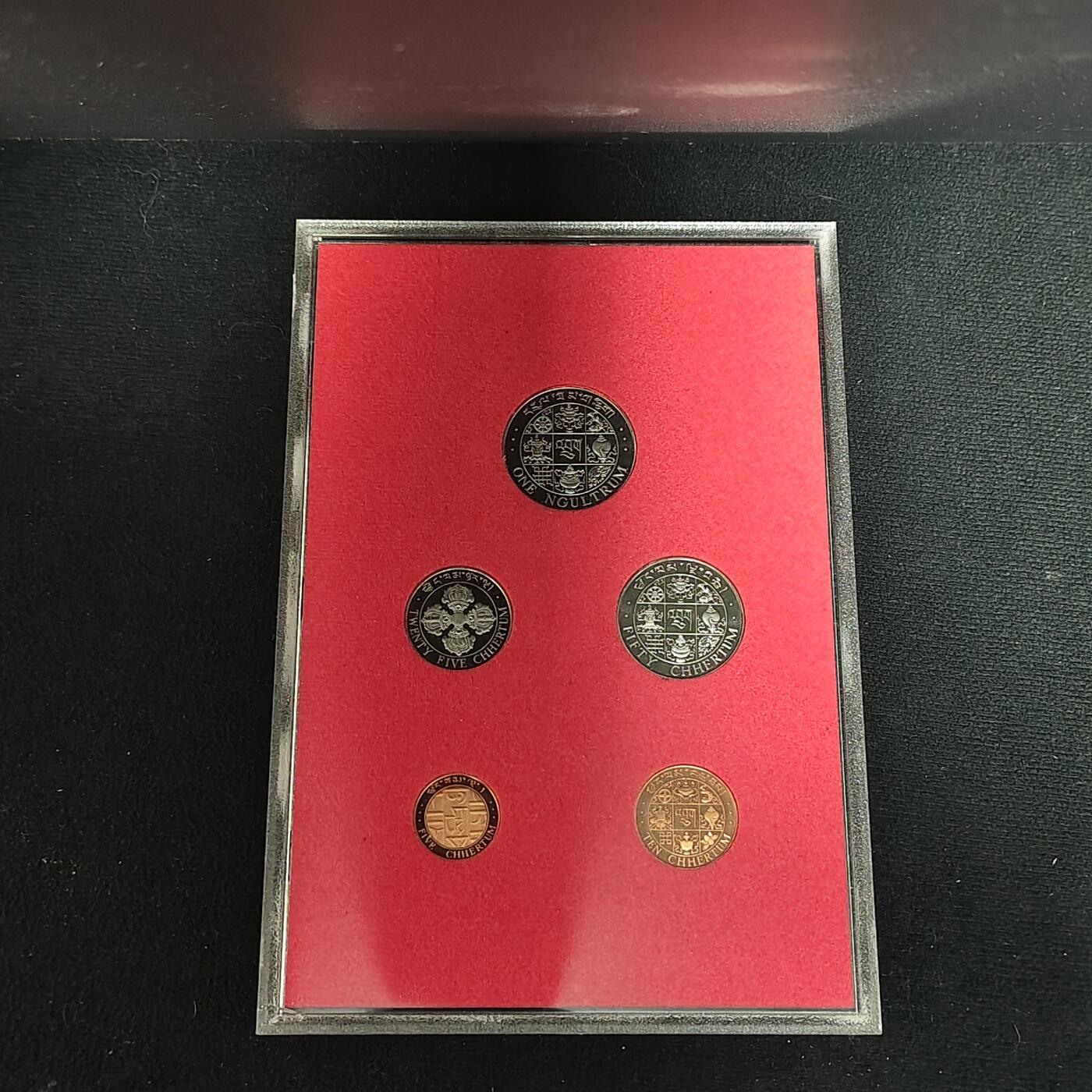 【全场包邮】纯粹捡漏拍485场（免费代拍第22场） 不丹1979年官方发行皇家厂经典信封装精制套币-PS6