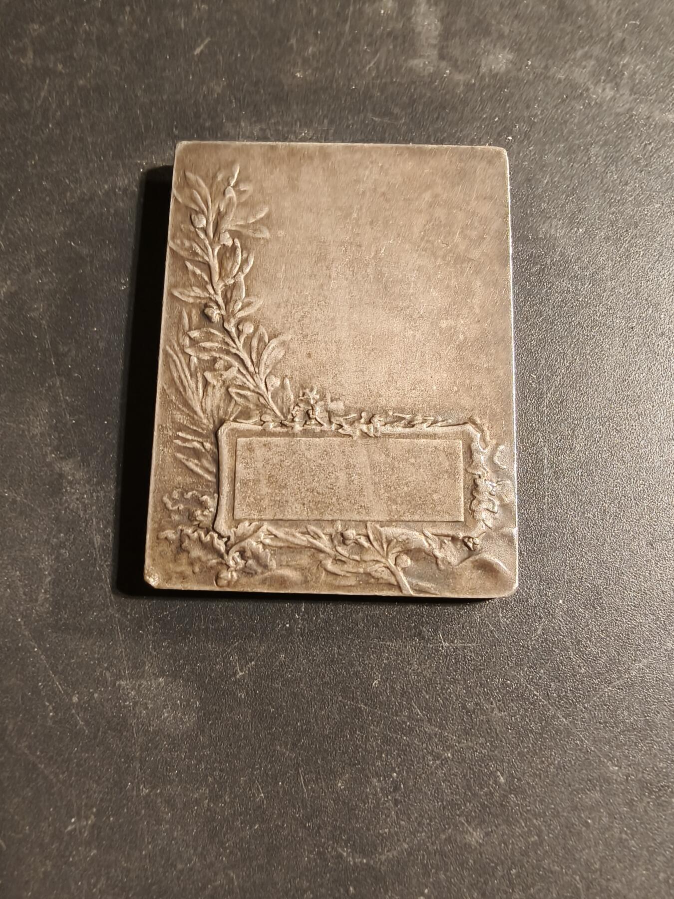 老王徽章第169期 法国玛丽安娜方形镀银大铜章    大师Rusmuny作品     公鸡头玛丽安娜    尺寸34×45mm.    重量34.3g