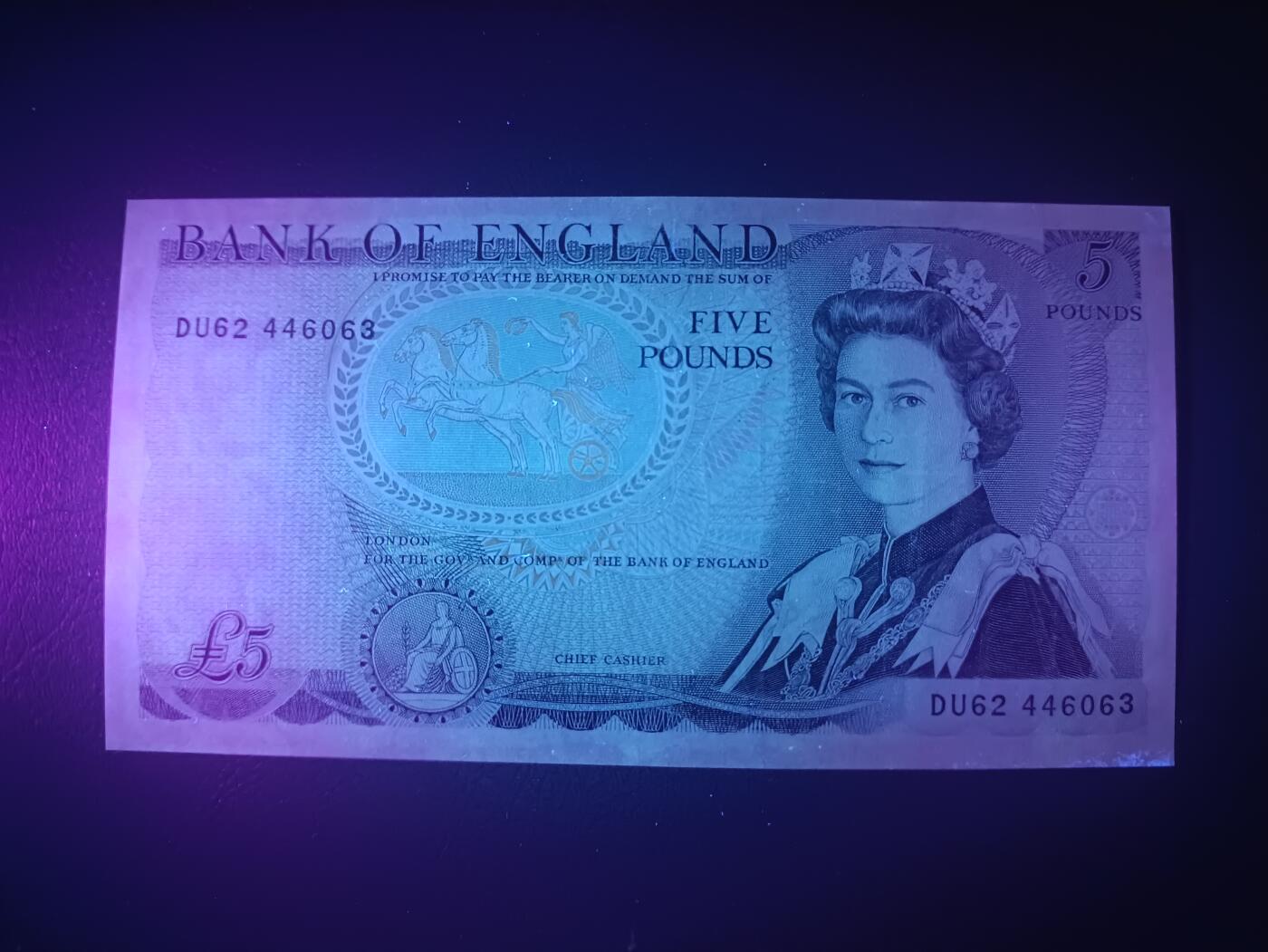 2025十二月第三期，总208期 英格兰D序列5镑AUNC，稀有无签名版本，青年女王和威灵顿公爵