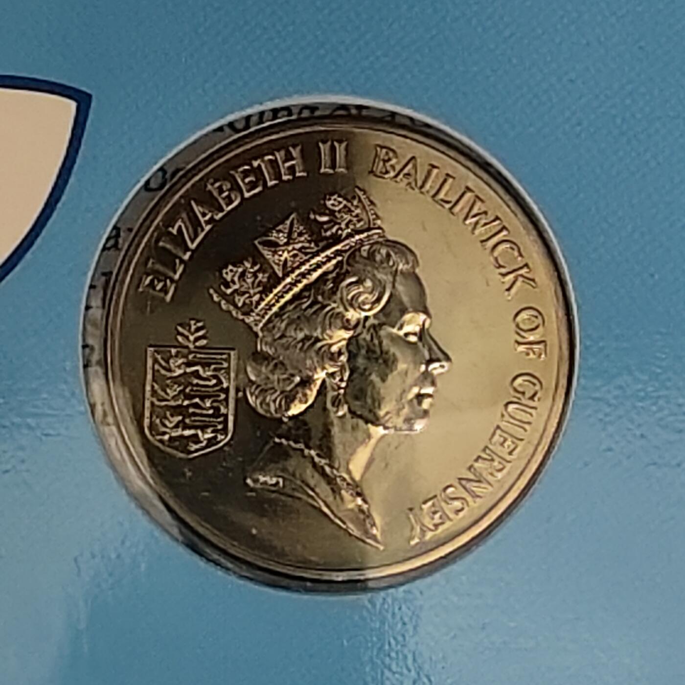 【全场包邮】纯粹捡漏拍485场（免费代拍第22场） 根西1985年2镑解放40周年官方卡装克朗型纪念币