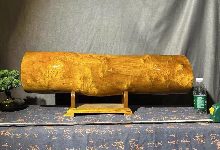 零元拍： 金丝楠 原木 发横财（材）带皮，两端封了防裂胶， 尺寸：43.5/11.5CM。六斤多重。抛光后金灿灿满香。最后一图为成品效果。
