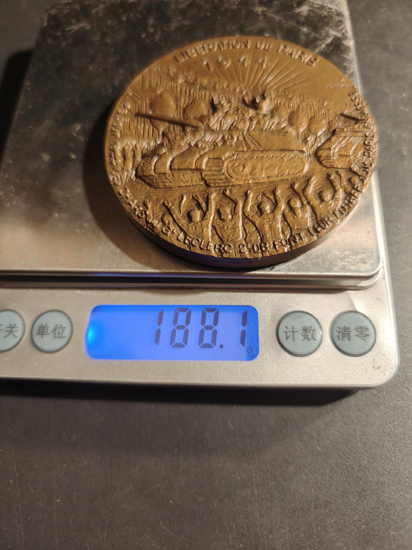 老王徽章第169期 法国1944年巴黎解放大铜章     直径68mm.    重量188.1g