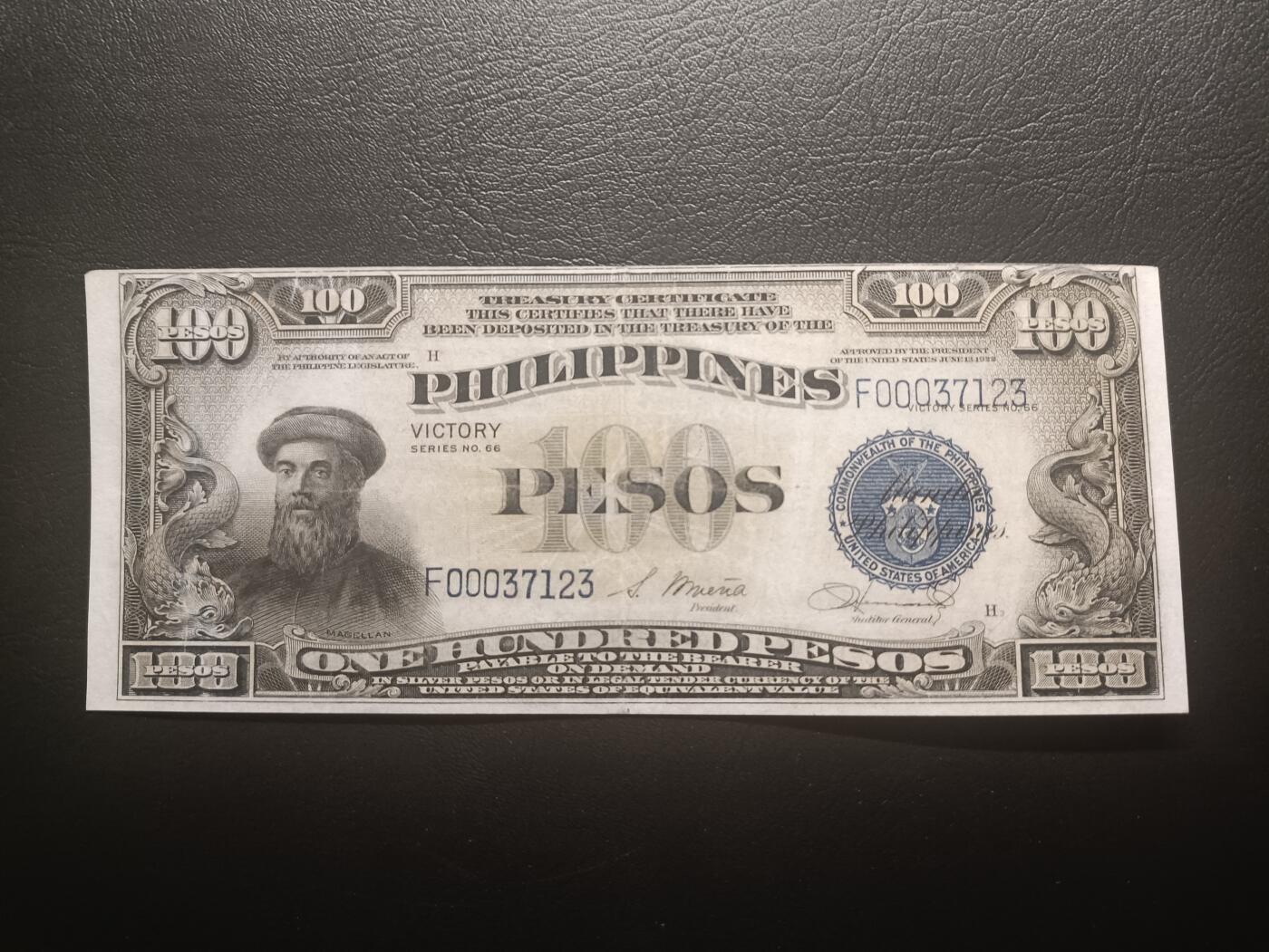 2025十二月第三期，总208期 菲律宾国民银行1944版100比索流通好品XF豹子头000，菲律宾光复后在旧有钞票上加盖“胜利”字样，命殒于此的航海家麦哲伦，浓厚的美国钞票风格，高面值印刷非常稀有