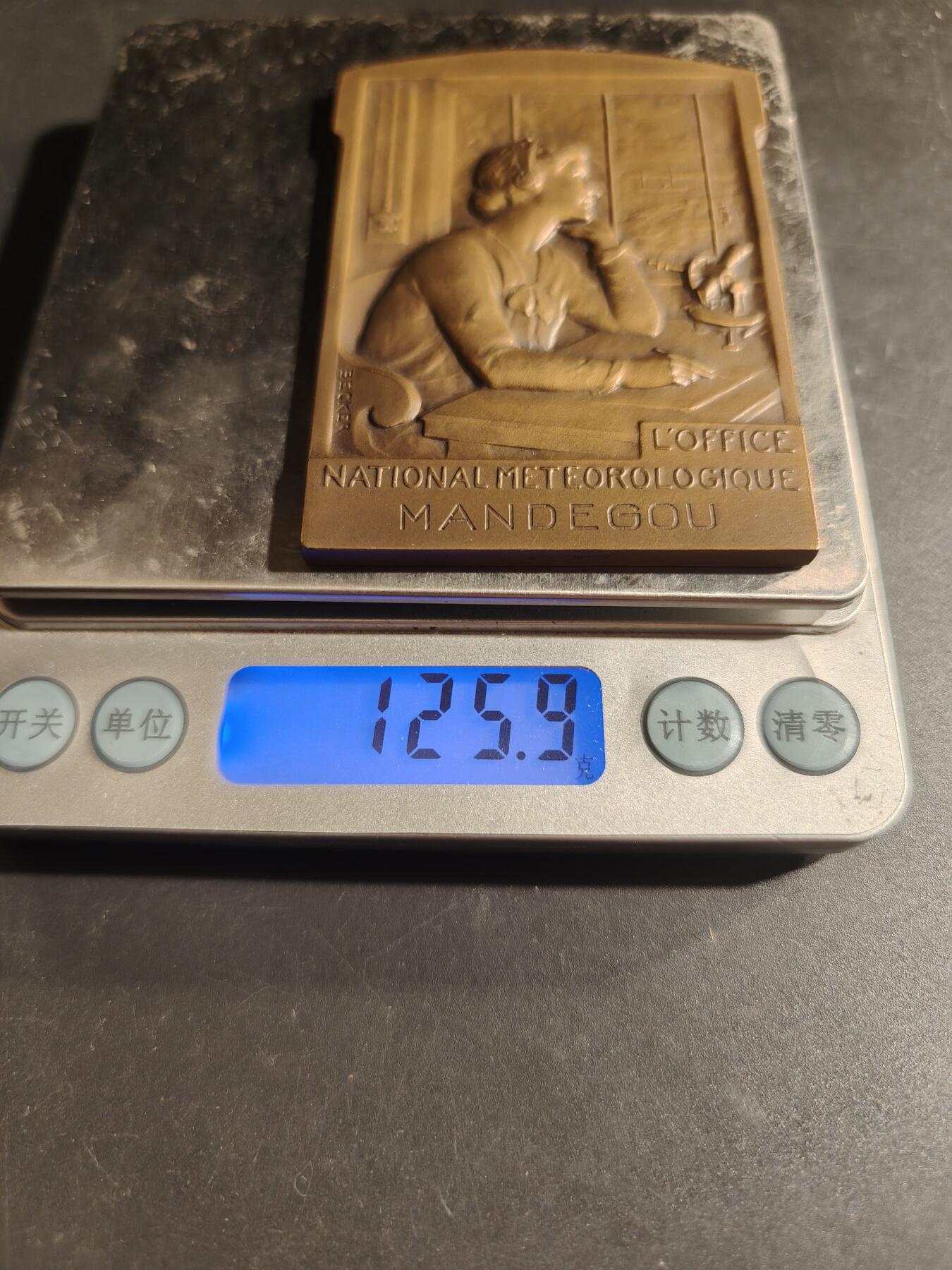 老王徽章第169期 法国国家气象局方形大铜章    原盒     尺寸54×78mm.    重量125.9g