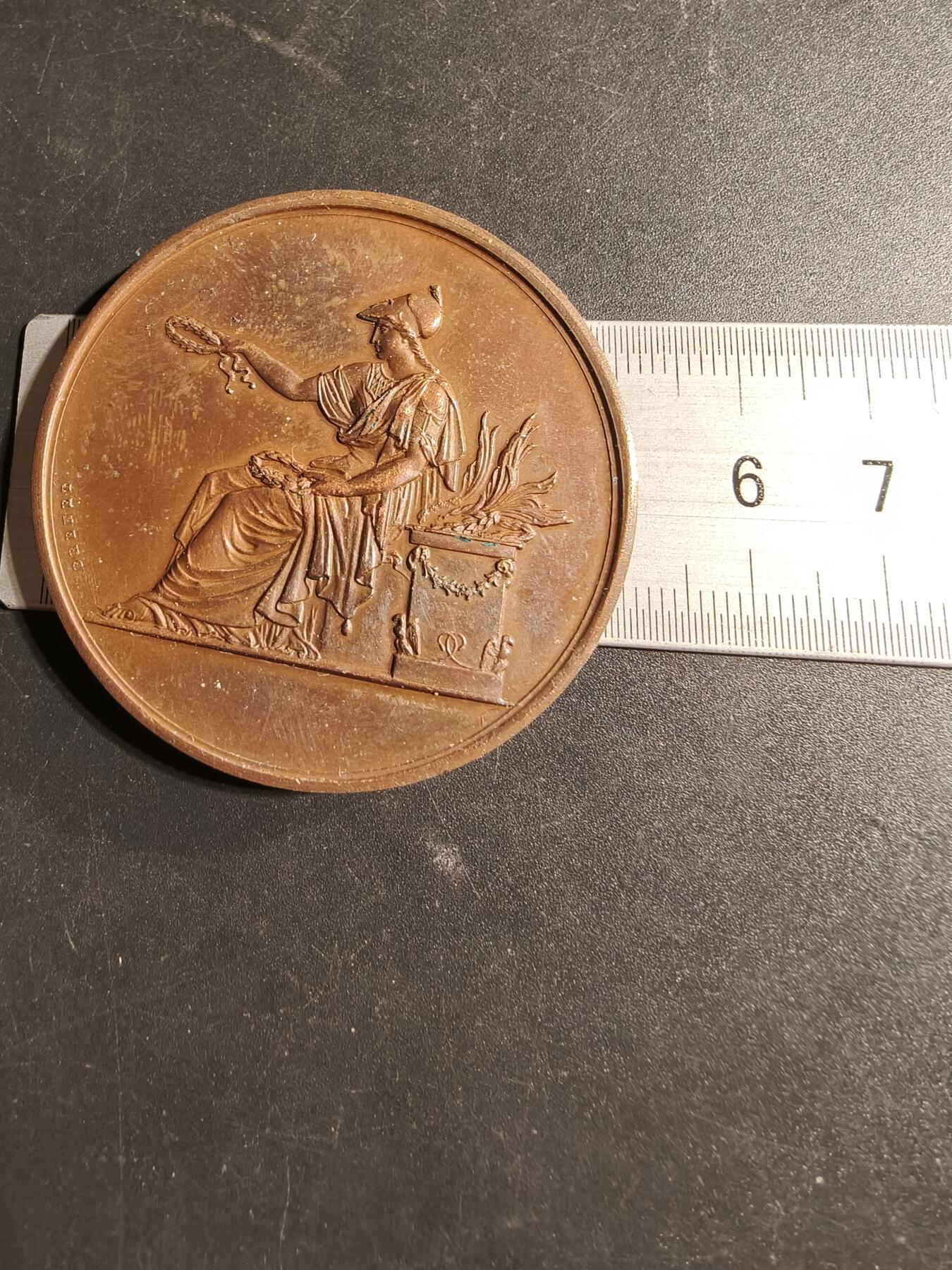 老王徽章第169期 法国1870年巴黎市素描教育大铜章     坐姿玛丽安娜     蜜蜂Cuivre铜标      直径50mm.    重量64g